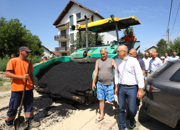 Житељи у Видовданском насељу дочекали асфалт